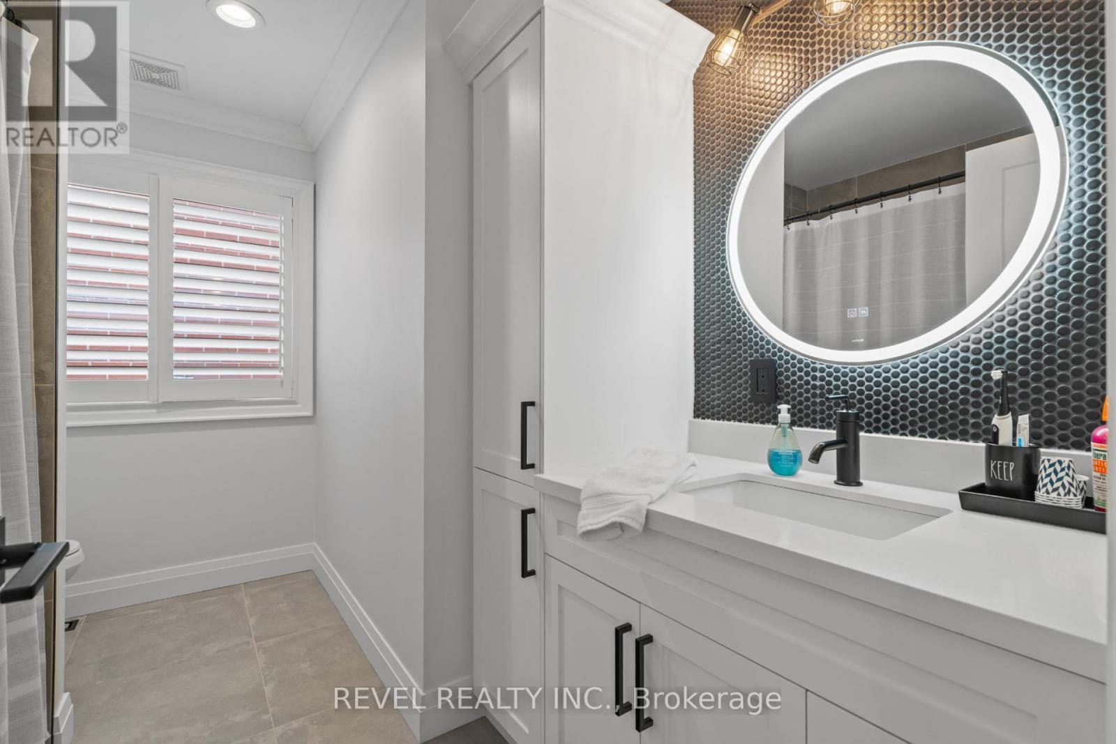 5609 Thorn Lane, Burlington, ON - Indoor Photo Showing Bathroom