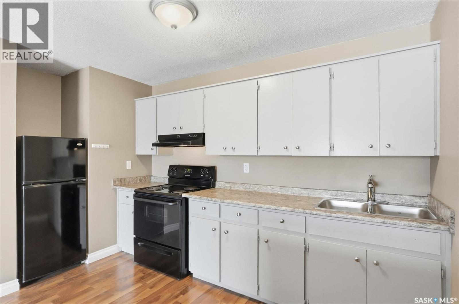 22 2 Summers Place, Saskatoon, SK - Indoor Photo Showing Kitchen With Double Sink