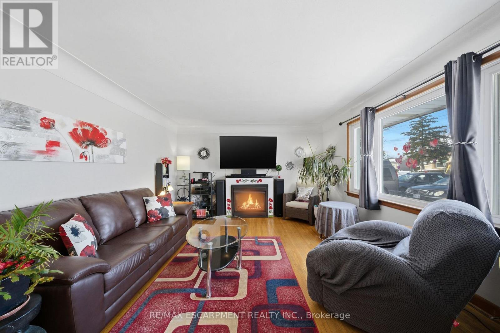 763 Upper Ottawa Street, Hamilton, ON - Indoor Photo Showing Living Room With Fireplace