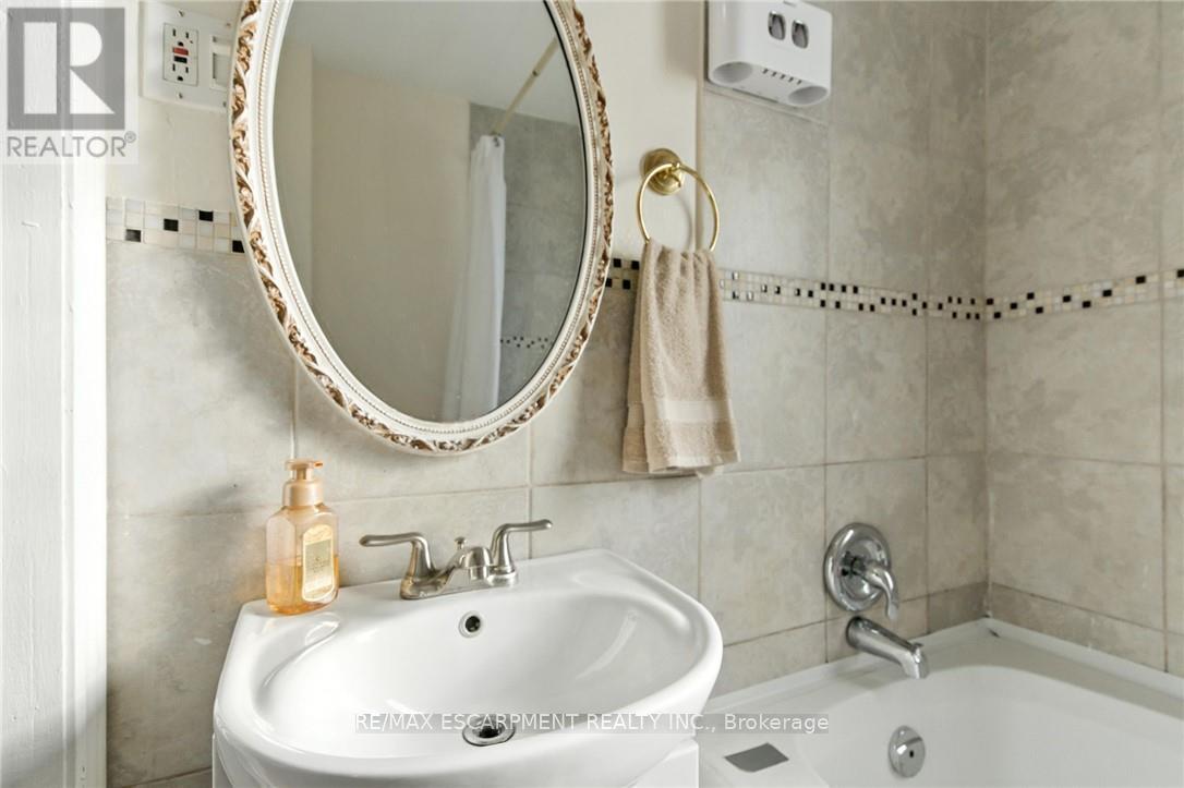 44 Holton Avenue N, Hamilton, ON - Indoor Photo Showing Bathroom