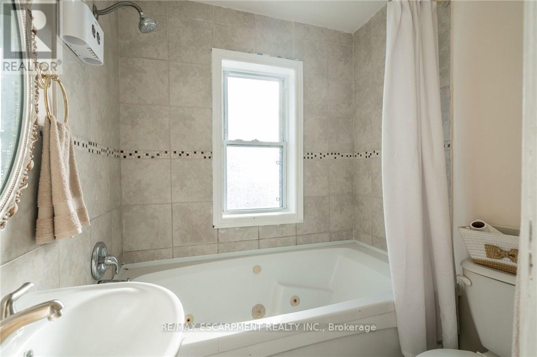 44 Holton Avenue N, Hamilton, ON - Indoor Photo Showing Bathroom