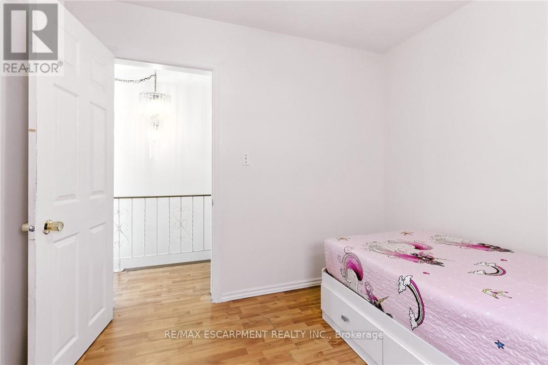44 Holton Avenue N, Hamilton, ON - Indoor Photo Showing Bedroom