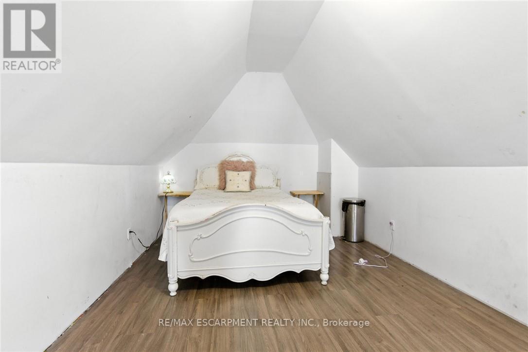 44 Holton Avenue N, Hamilton, ON - Indoor Photo Showing Bedroom