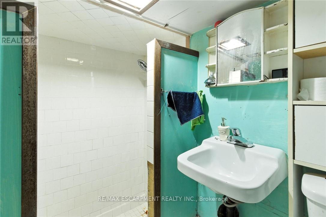 44 Holton Avenue N, Hamilton, ON - Indoor Photo Showing Bathroom