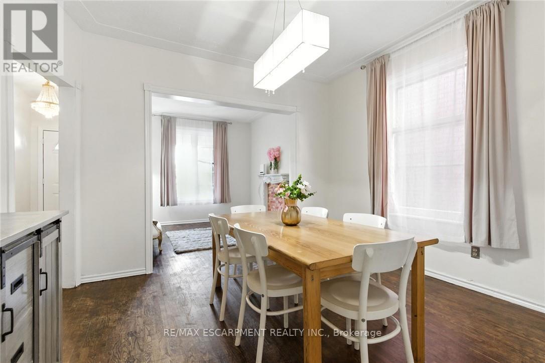 44 Holton Avenue N, Hamilton, ON - Indoor Photo Showing Dining Room