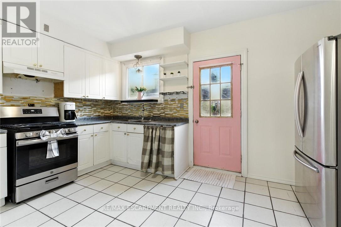 44 Holton Avenue N, Hamilton, ON - Indoor Photo Showing Kitchen