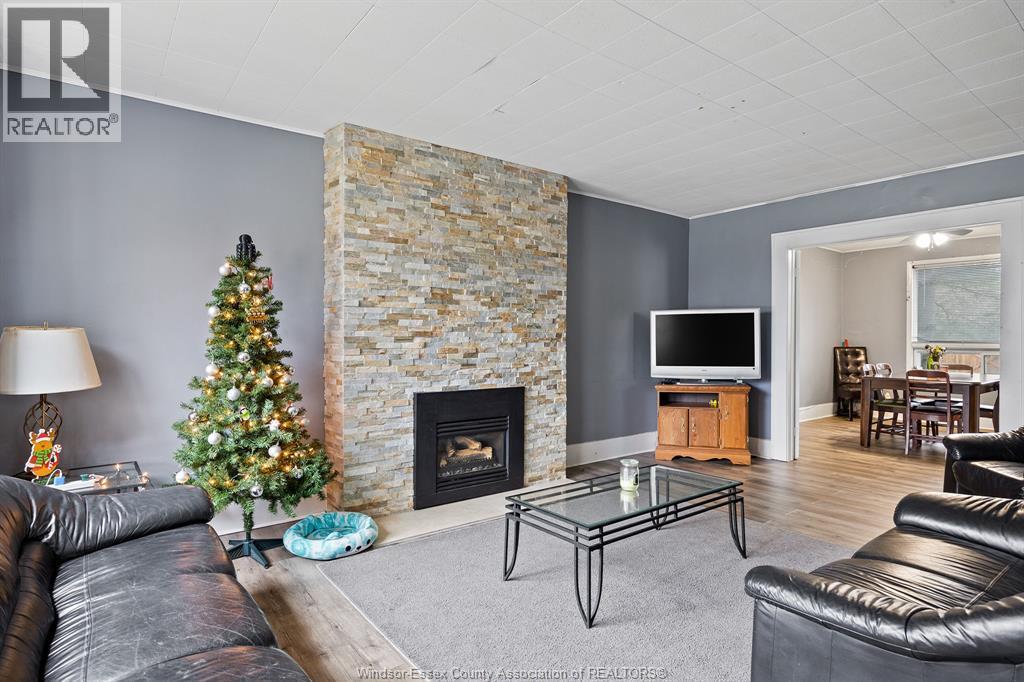 568 Askin, Windsor, ON - Indoor Photo Showing Living Room With Fireplace