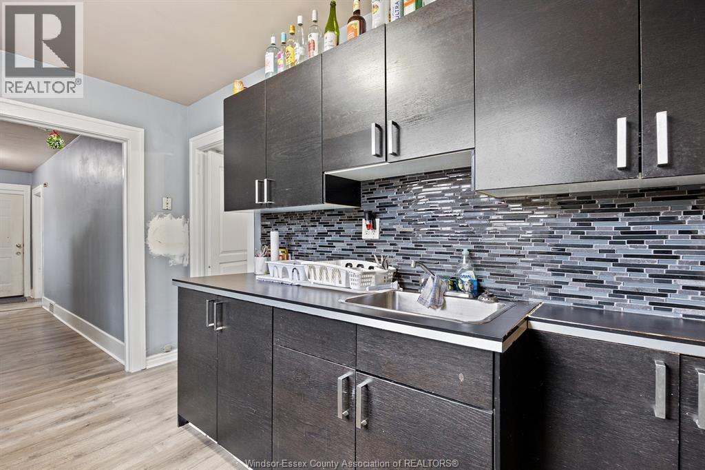 568 Askin, Windsor, ON - Indoor Photo Showing Kitchen With Double Sink With Upgraded Kitchen