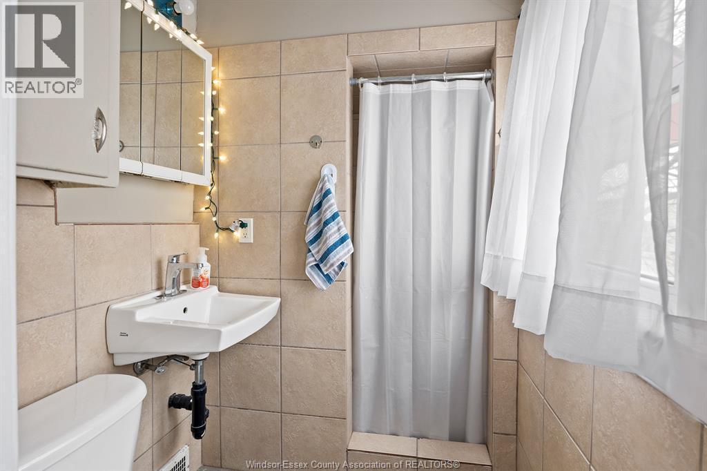 568 Askin, Windsor, ON - Indoor Photo Showing Bathroom