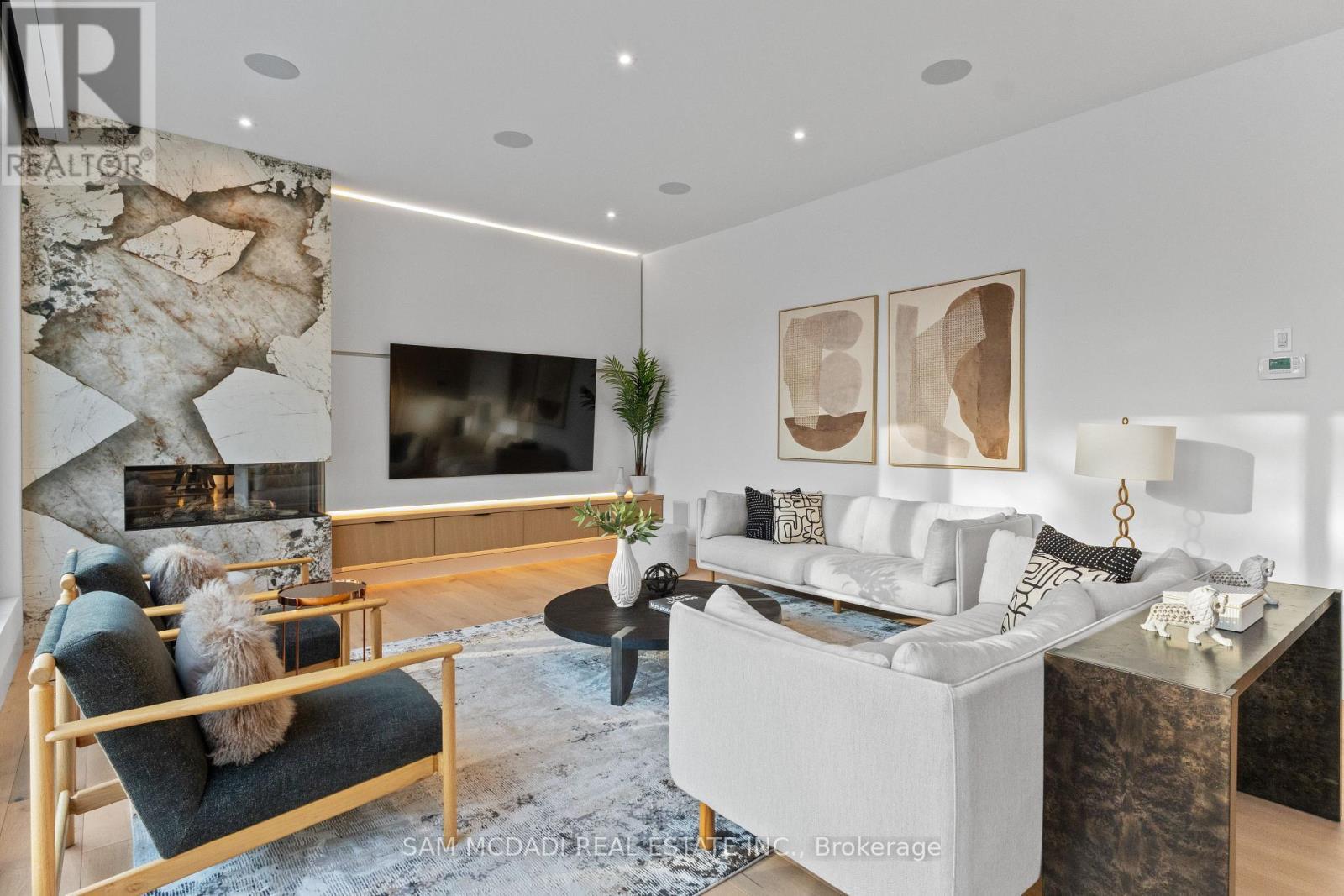 2186 Harcourt Crescent, Mississauga, ON - Indoor Photo Showing Living Room