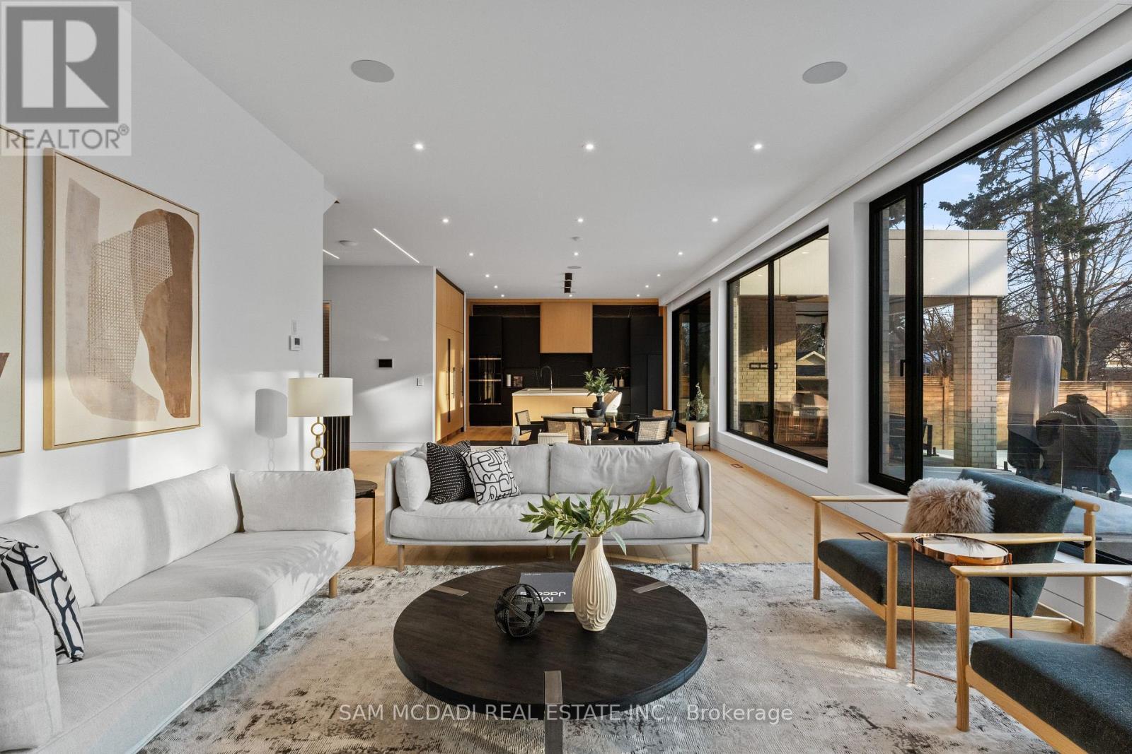 2186 Harcourt Crescent, Mississauga, ON - Indoor Photo Showing Living Room