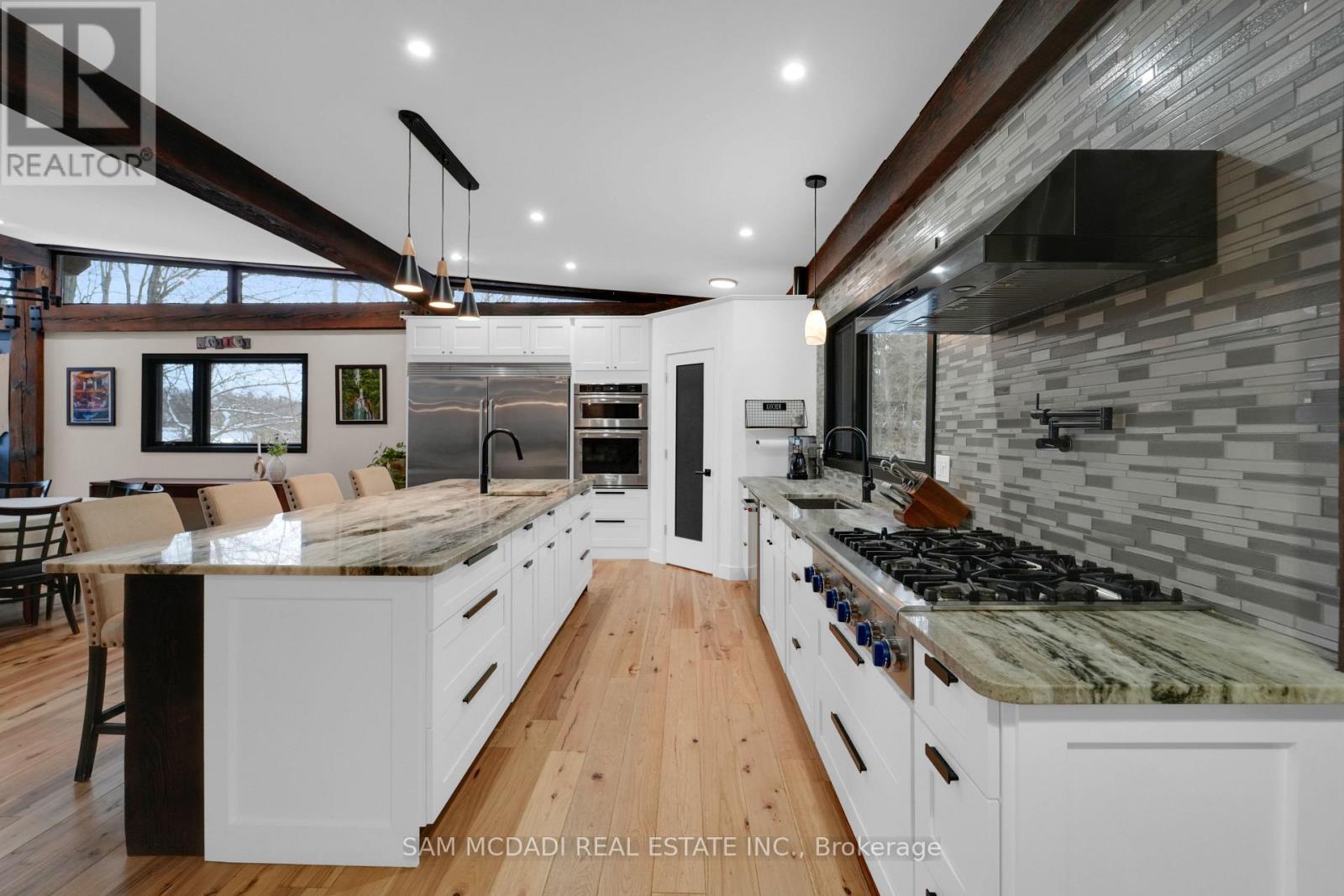 2084 Grand Boulevard, Burlington, ON - Indoor Photo Showing Kitchen With Upgraded Kitchen