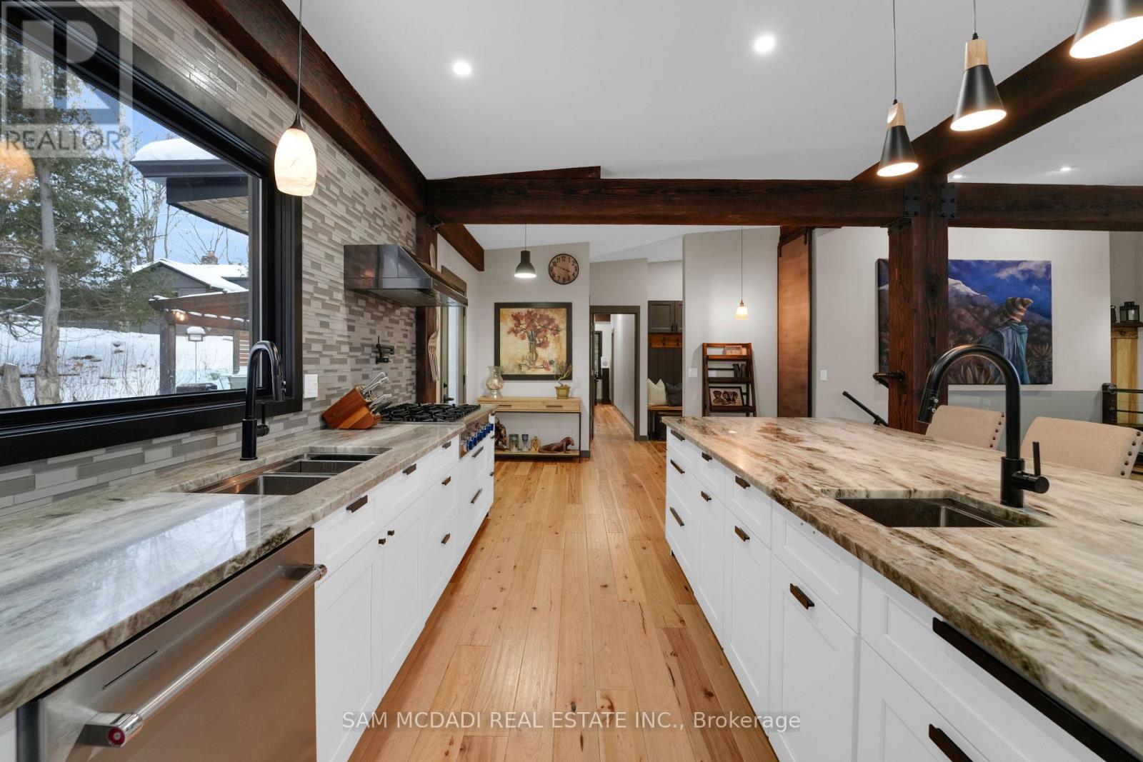 2084 Grand Boulevard, Burlington, ON - Indoor Photo Showing Kitchen With Double Sink With Upgraded Kitchen