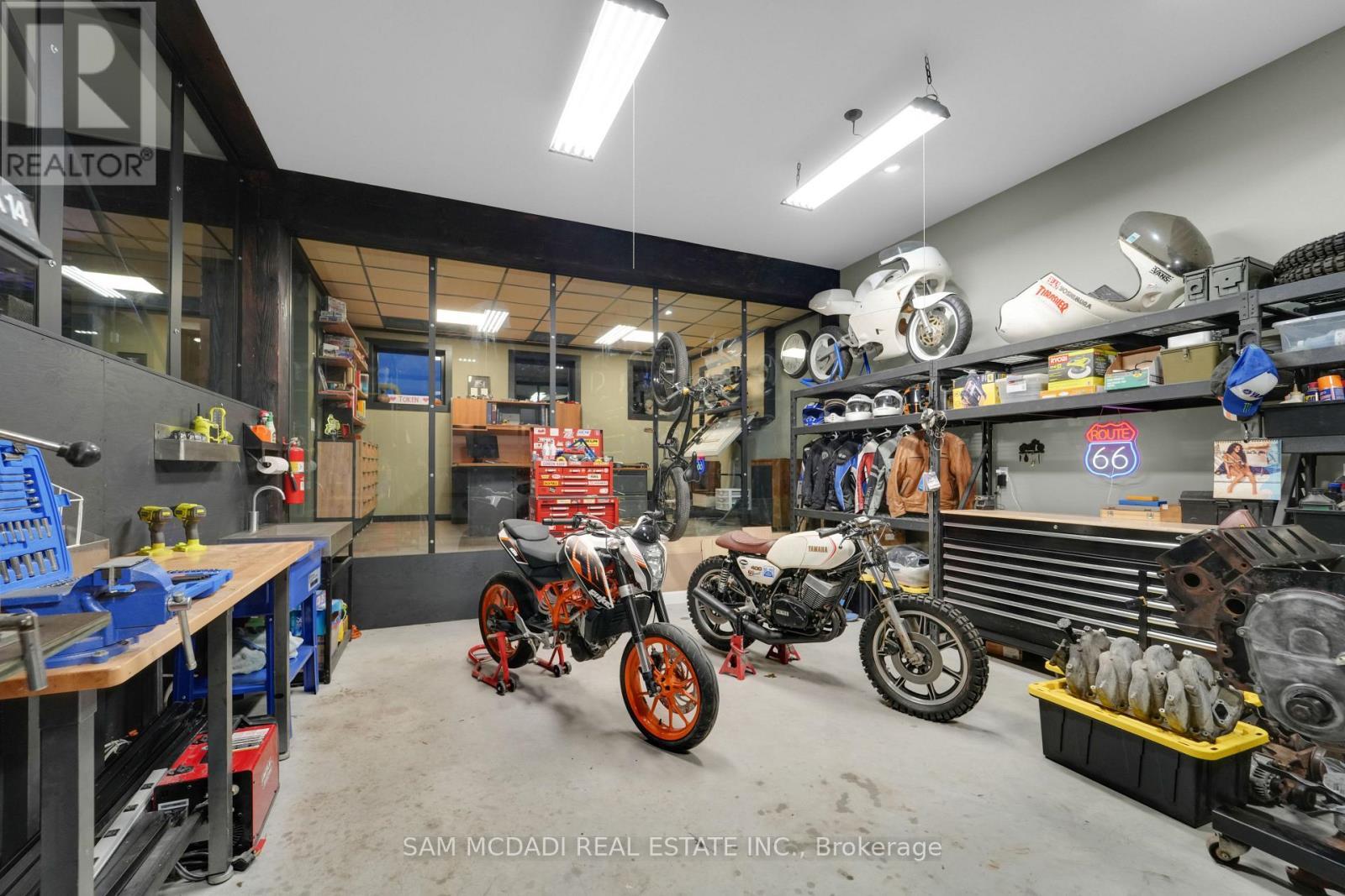 2084 Grand Boulevard, Burlington, ON - Indoor Photo Showing Garage