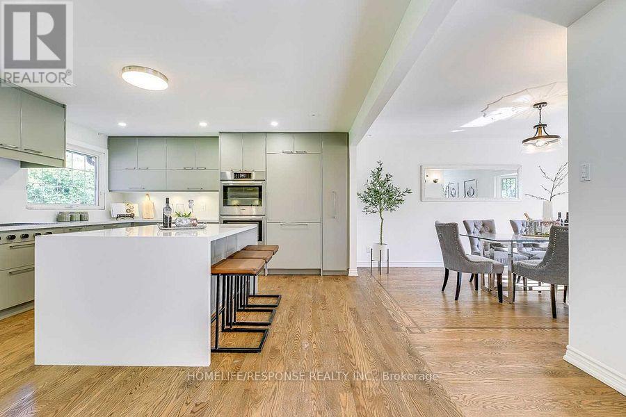 3640 Burnbrae Drive, Mississauga, ON - Indoor Photo Showing Kitchen With Upgraded Kitchen