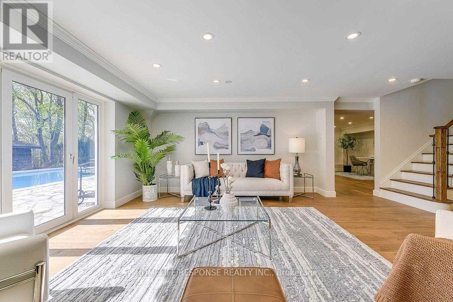 3640 Burnbrae Drive, Mississauga, ON - Indoor Photo Showing Living Room