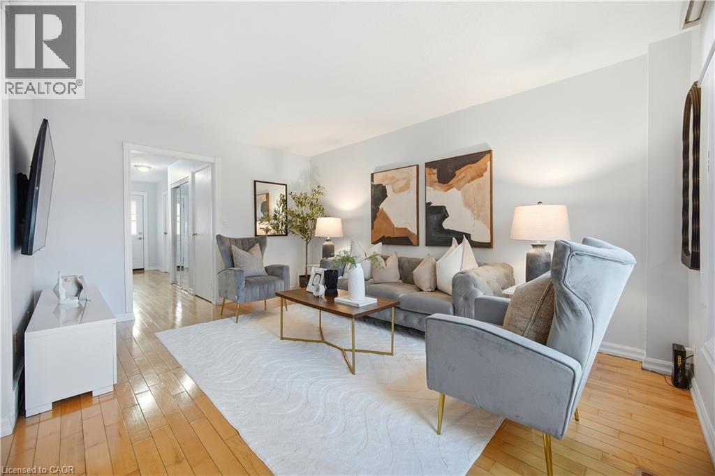 424 Jackson Street W, Hamilton, ON - Indoor Photo Showing Living Room
