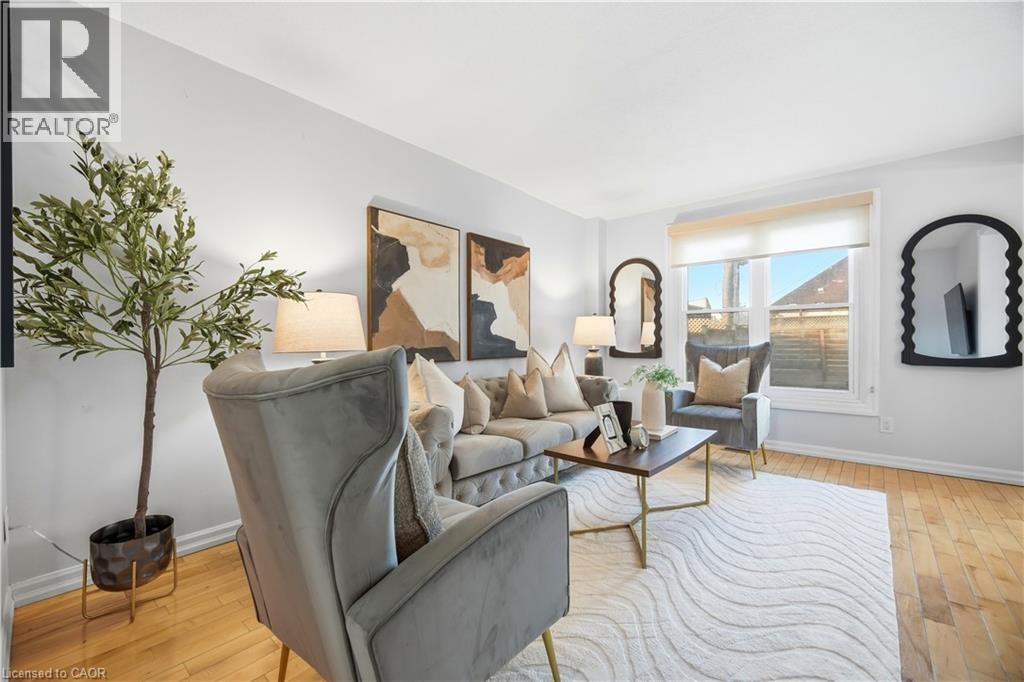 424 Jackson Street W, Hamilton, ON - Indoor Photo Showing Living Room