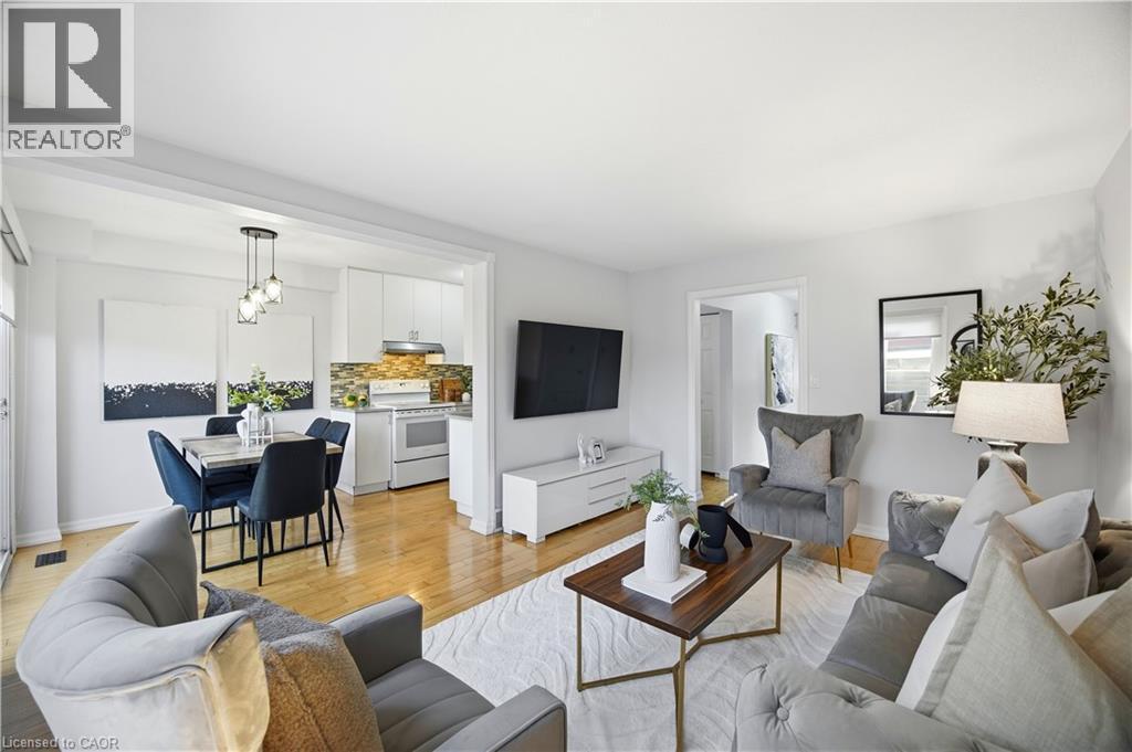 424 Jackson Street W, Hamilton, ON - Indoor Photo Showing Living Room