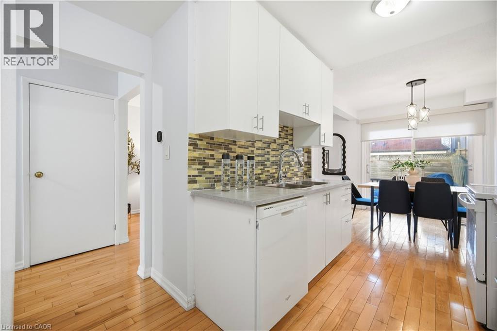 424 Jackson Street W, Hamilton, ON - Indoor Photo Showing Kitchen