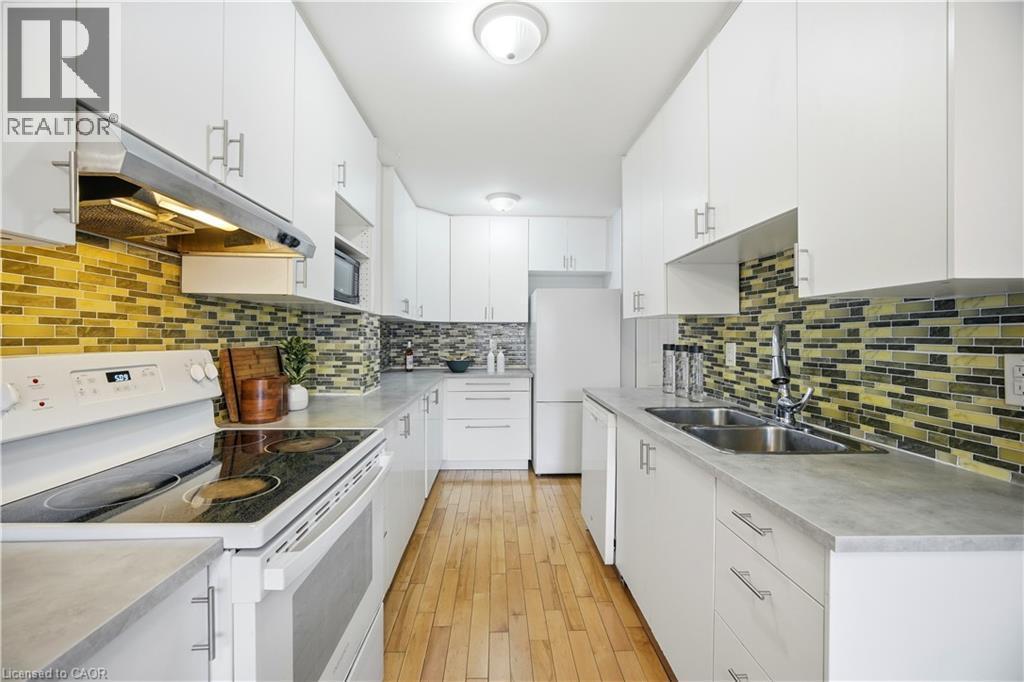 424 Jackson Street W, Hamilton, ON - Indoor Photo Showing Kitchen With Double Sink With Upgraded Kitchen