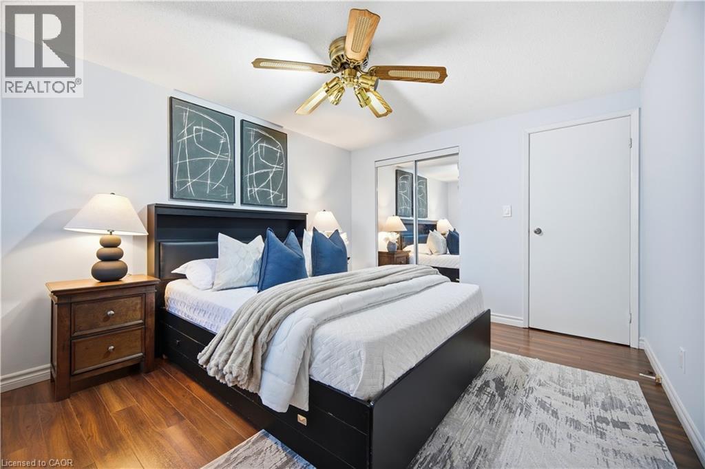 424 Jackson Street W, Hamilton, ON - Indoor Photo Showing Bedroom