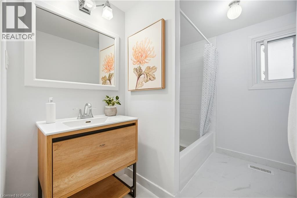 424 Jackson Street W, Hamilton, ON - Indoor Photo Showing Bathroom