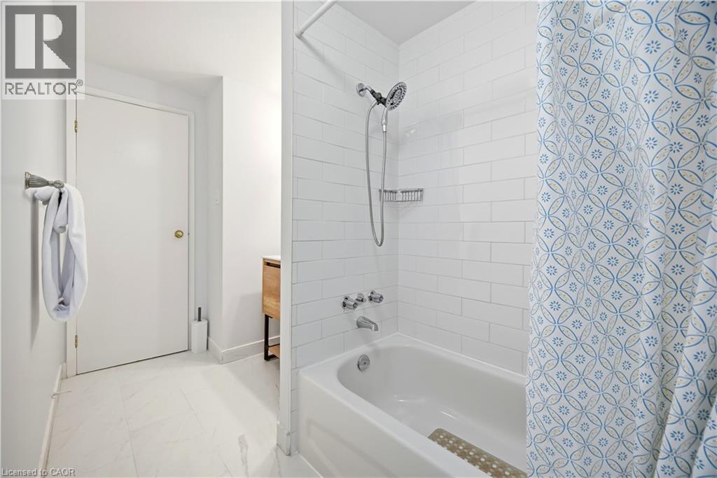 424 Jackson Street W, Hamilton, ON - Indoor Photo Showing Bathroom