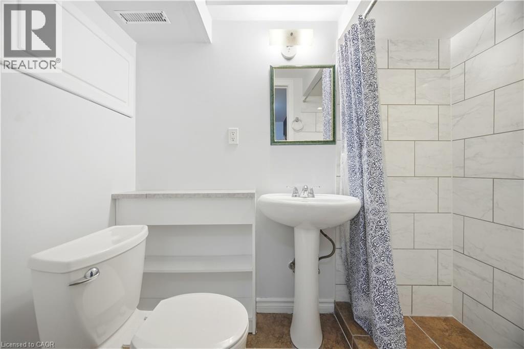 424 Jackson Street W, Hamilton, ON - Indoor Photo Showing Bathroom