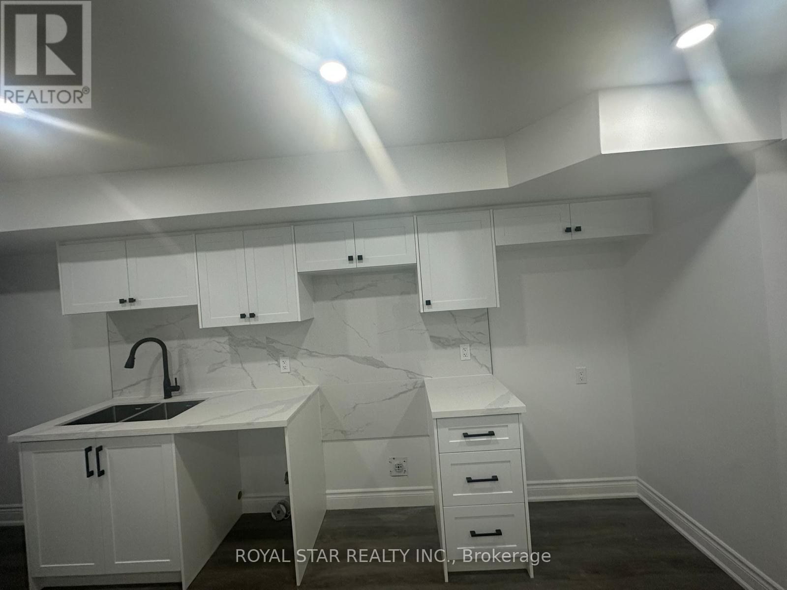Bsmt - 89 Forest Edge Crescent, East Gwillimbury, ON - Indoor Photo Showing Kitchen With Double Sink