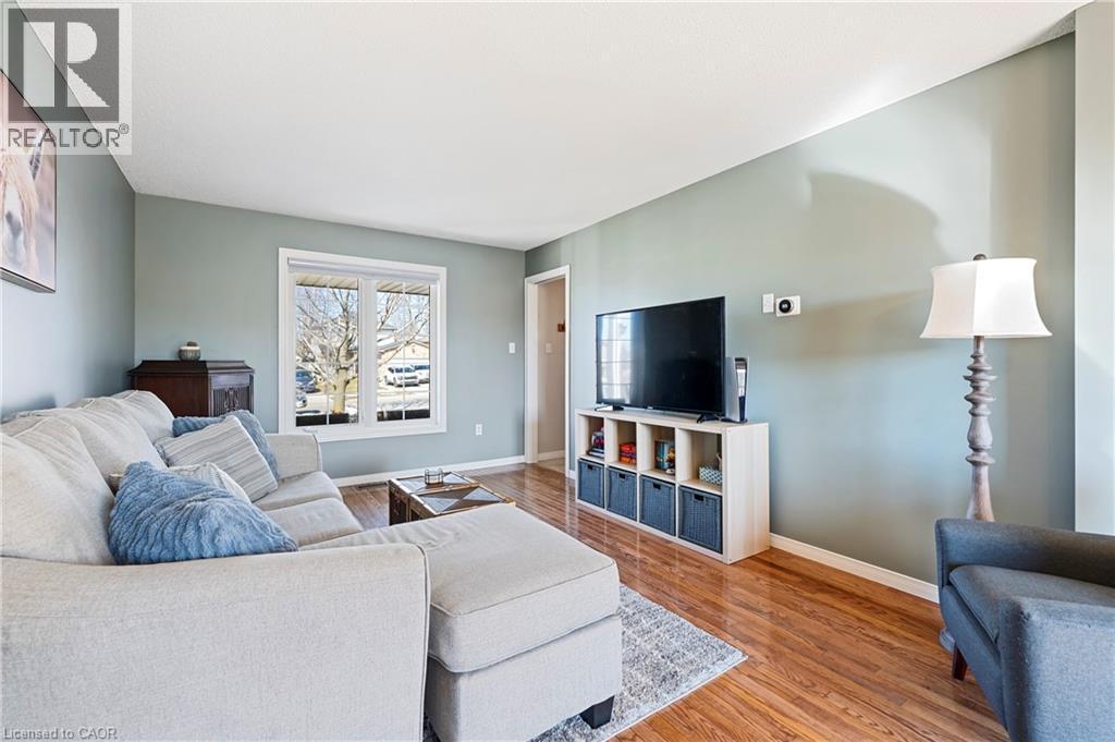 77 Morgan Drive, Caledonia, ON - Indoor Photo Showing Living Room