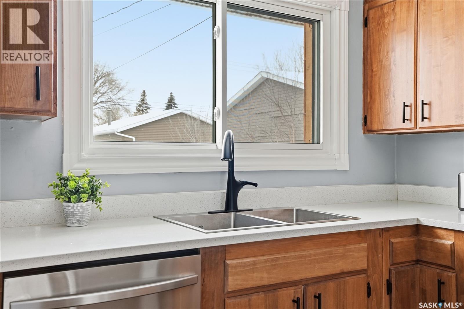 39 Cantlon Crescent, Saskatoon, SK - Indoor Photo Showing Kitchen With Double Sink