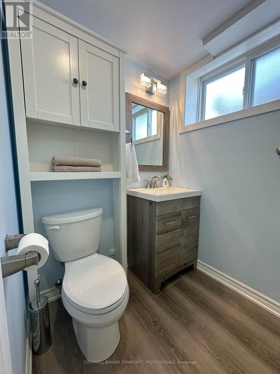 918 Upper Ottawa Street, Hamilton, ON - Indoor Photo Showing Bathroom