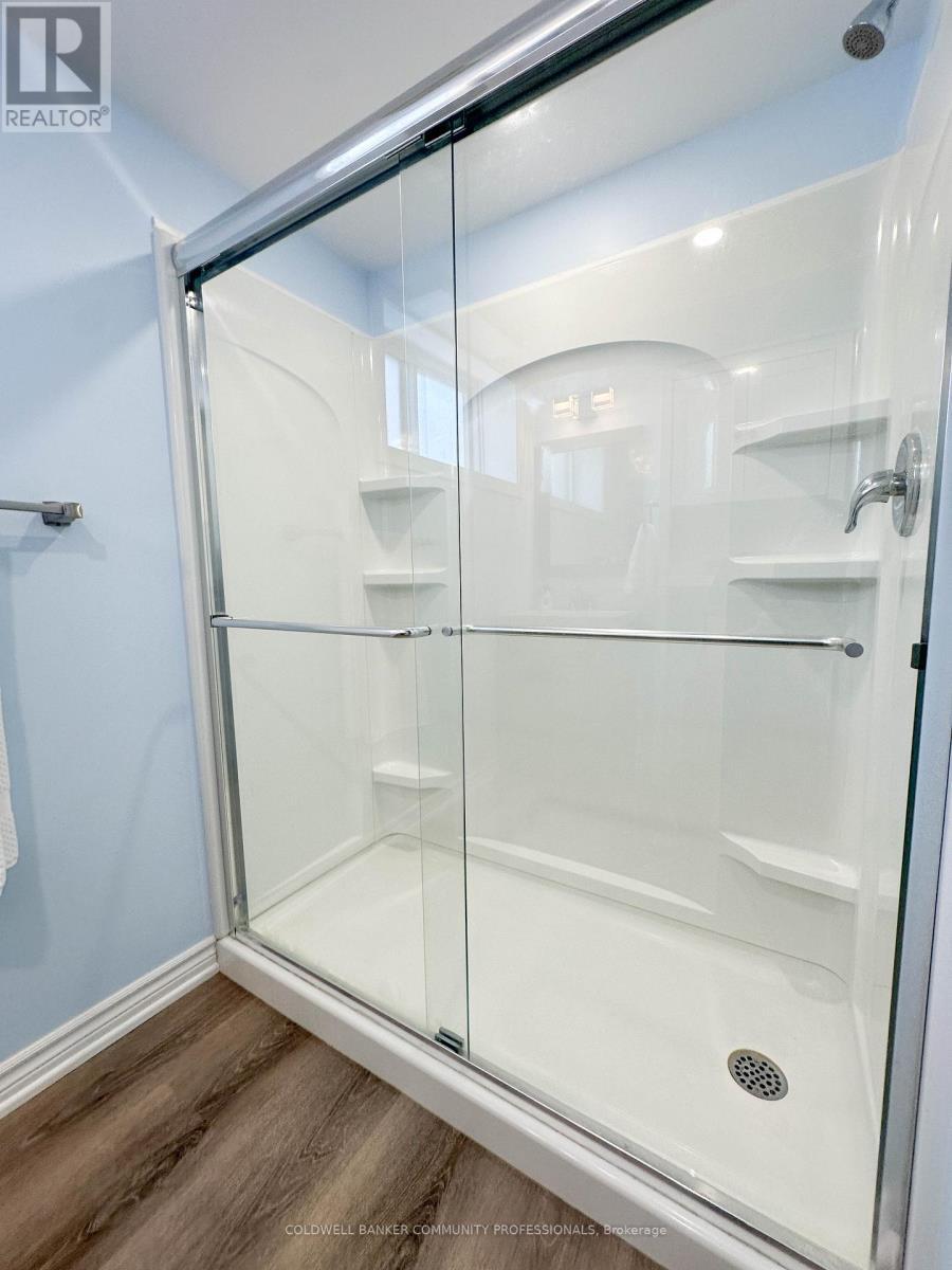 918 Upper Ottawa Street, Hamilton, ON - Indoor Photo Showing Bathroom