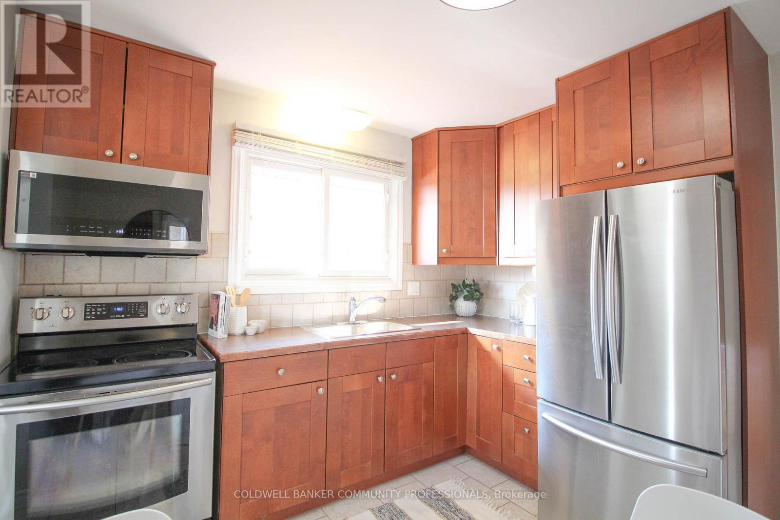 918 Upper Ottawa Street, Hamilton, ON - Indoor Photo Showing Kitchen With Stainless Steel Kitchen