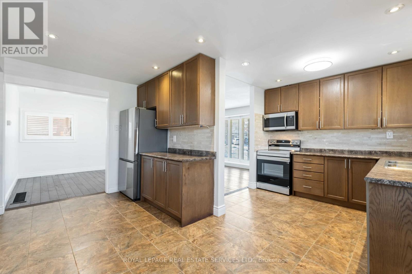 9 Isaac Court, Hamilton, ON - Indoor Photo Showing Kitchen