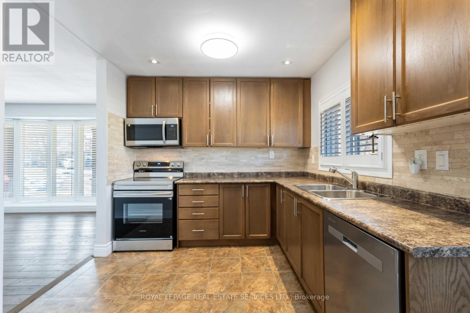 9 Isaac Court, Hamilton, ON - Indoor Photo Showing Kitchen With Double Sink