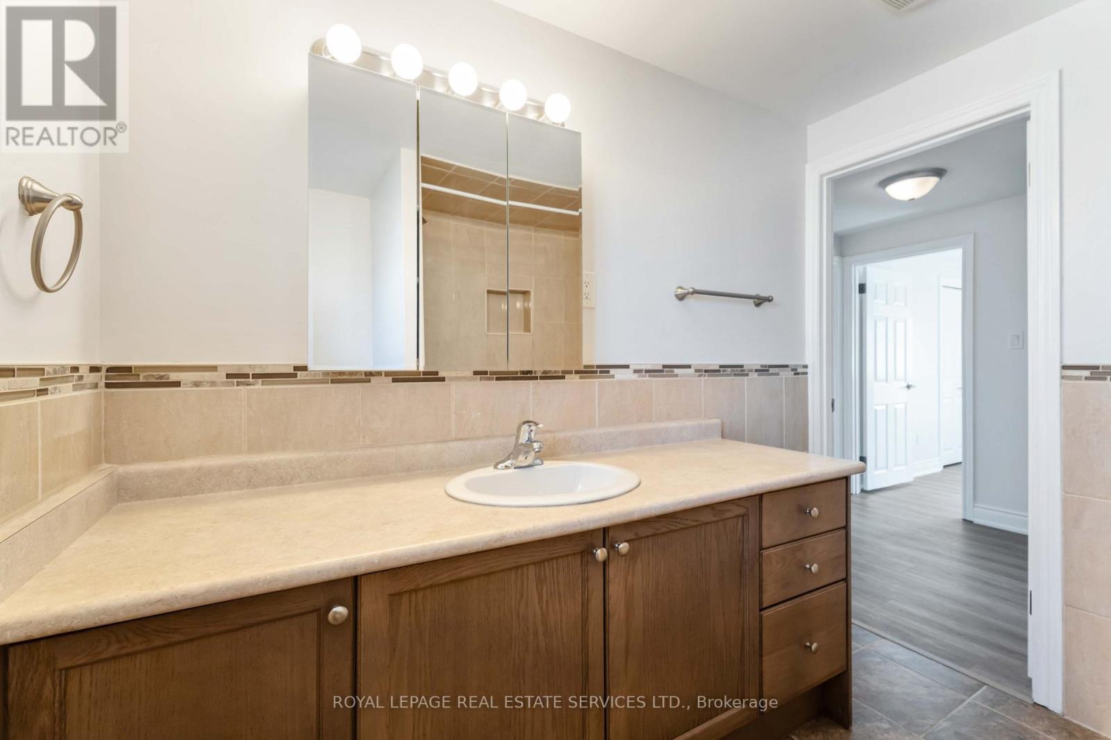 9 Isaac Court, Hamilton, ON - Indoor Photo Showing Bathroom