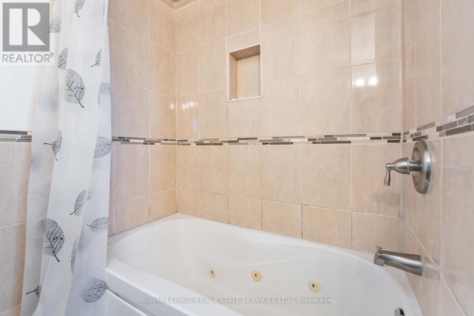 9 Isaac Court, Hamilton, ON - Indoor Photo Showing Bathroom