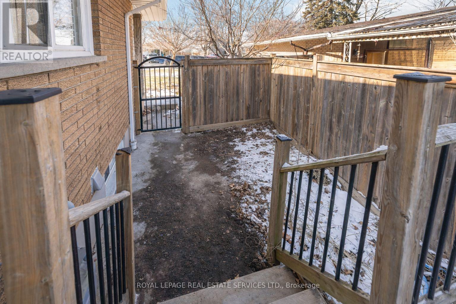 9 Isaac Court, Hamilton, ON - Outdoor