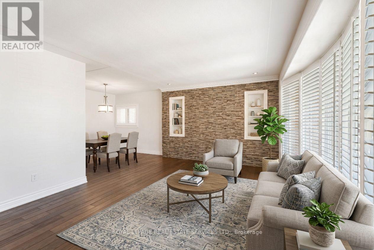 9 Isaac Court, Hamilton, ON - Indoor Photo Showing Living Room