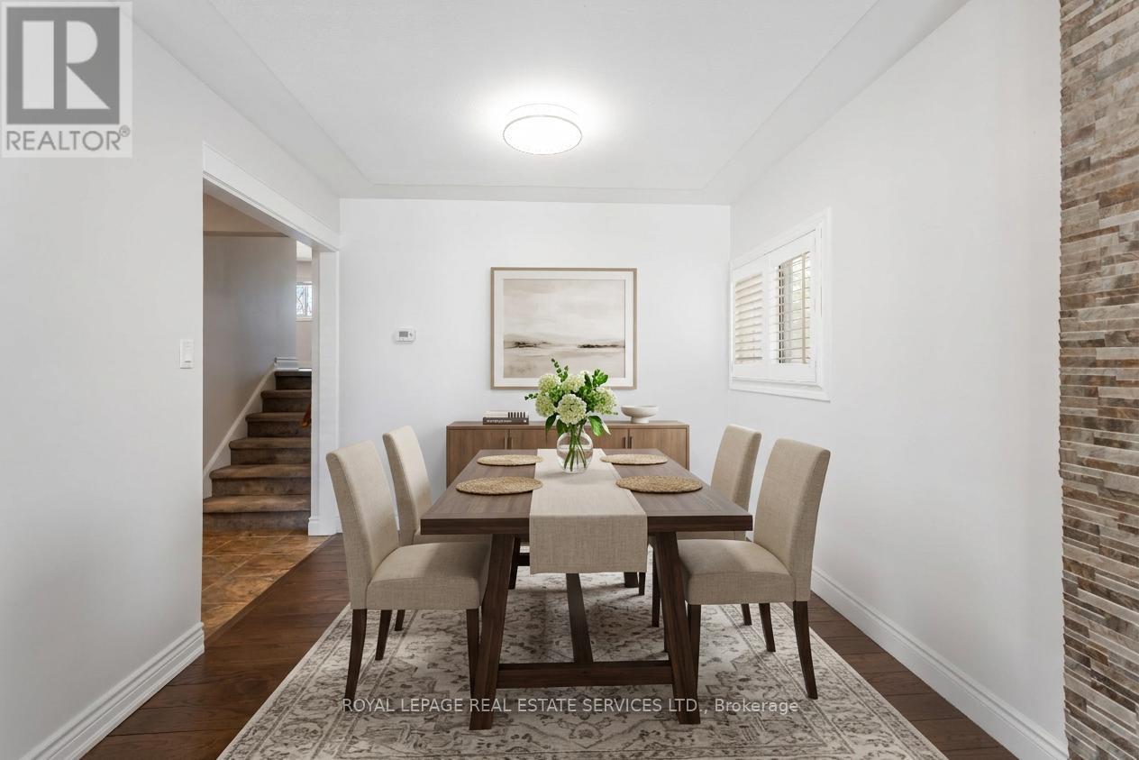 9 Isaac Court, Hamilton, ON - Indoor Photo Showing Dining Room