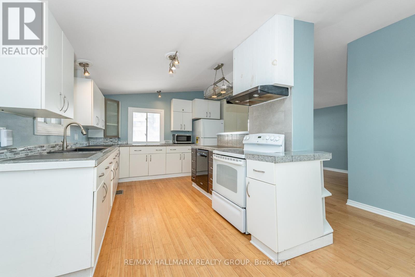 2223 Halifax Drive, Ottawa, ON - Indoor Photo Showing Kitchen