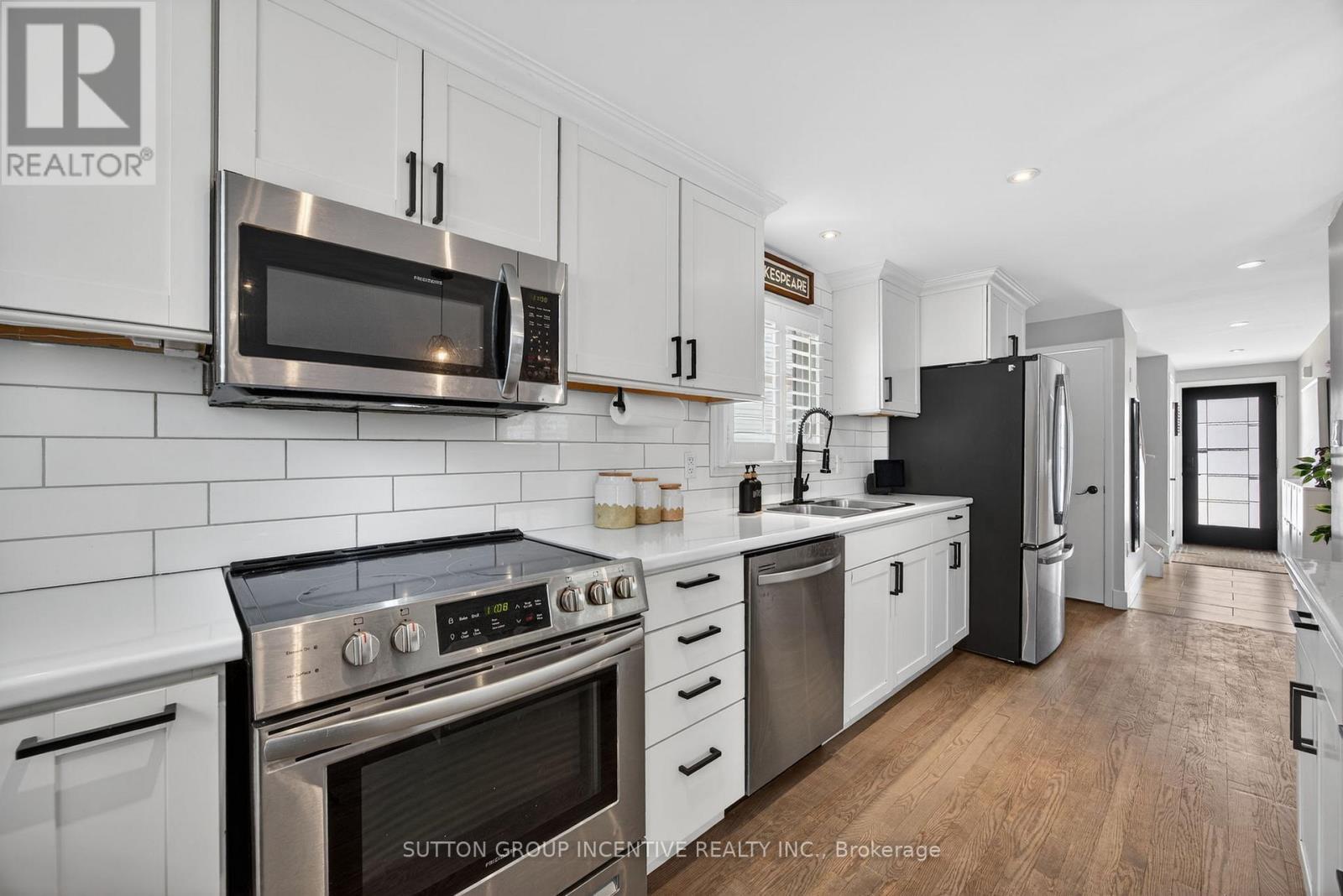 56 Shakespeare Crescent, Barrie, ON - Indoor Photo Showing Kitchen With Stainless Steel Kitchen With Upgraded Kitchen