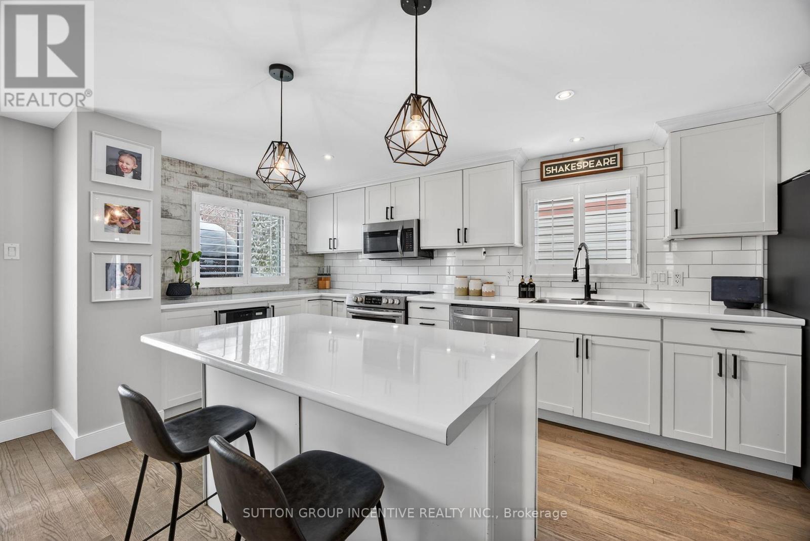56 Shakespeare Crescent, Barrie, ON - Indoor Photo Showing Kitchen With Double Sink With Upgraded Kitchen