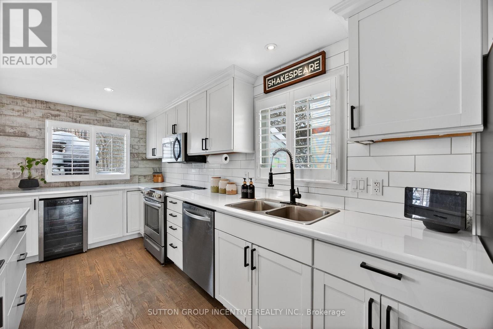 56 Shakespeare Crescent, Barrie, ON - Indoor Photo Showing Kitchen With Double Sink With Upgraded Kitchen