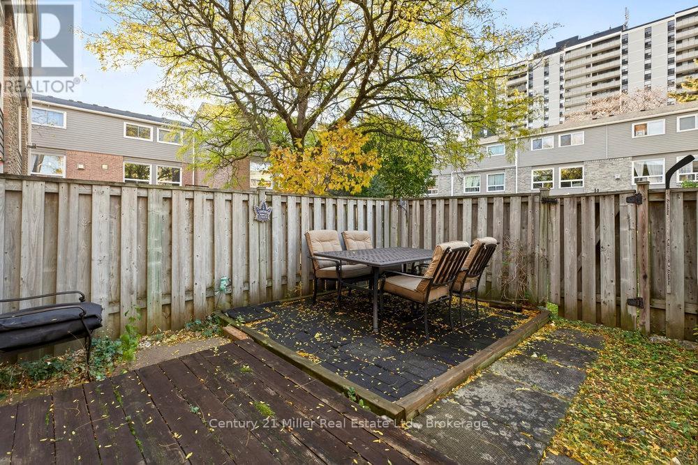 69 - 2050 Upper Middle Road, Burlington (Brant Hills), ON - Outdoor