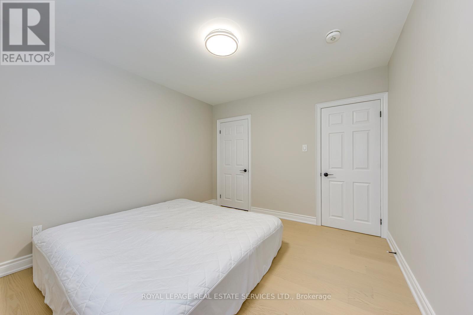 2420 Raymore Drive, Burlington, ON - Indoor Photo Showing Bedroom