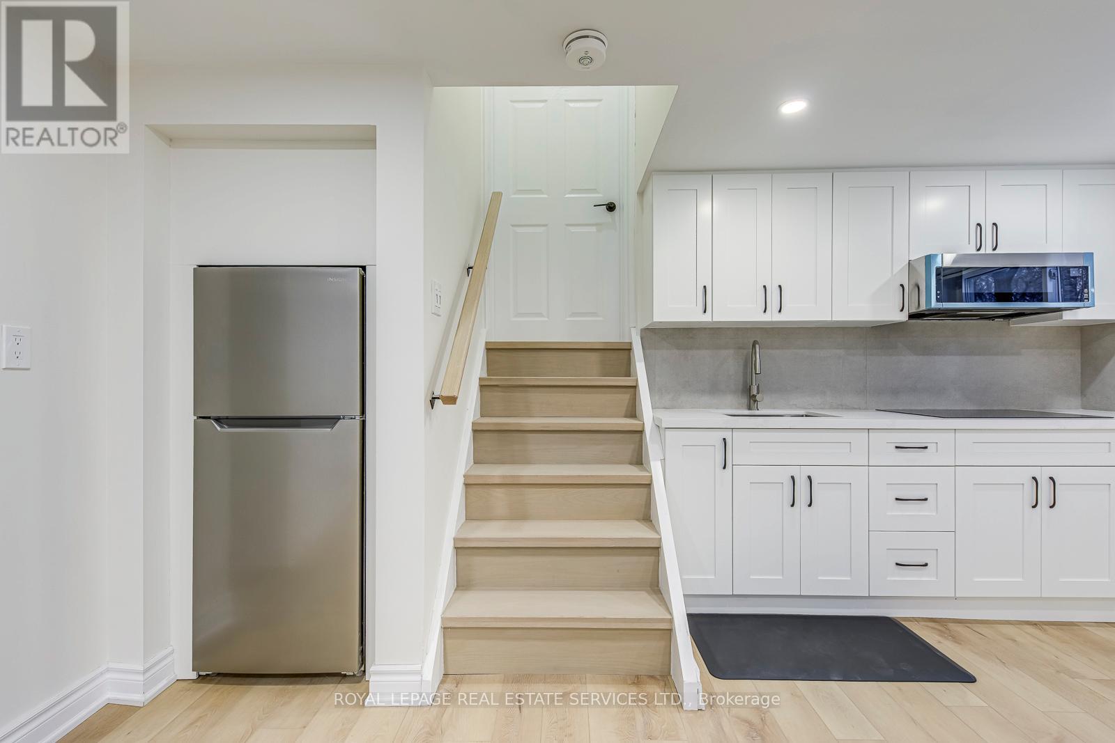 2420 Raymore Drive, Burlington, ON - Indoor Photo Showing Kitchen