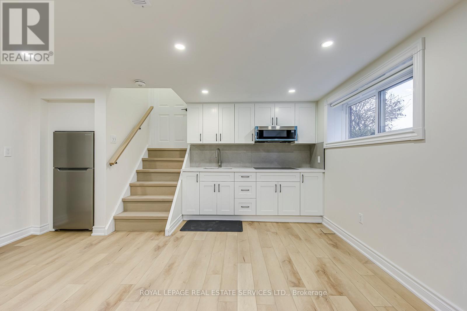 2420 Raymore Drive, Burlington, ON - Indoor Photo Showing Kitchen
